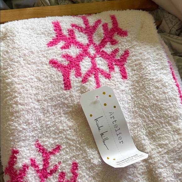 Viral pink Christmas Blanket - Picture 2 of 4